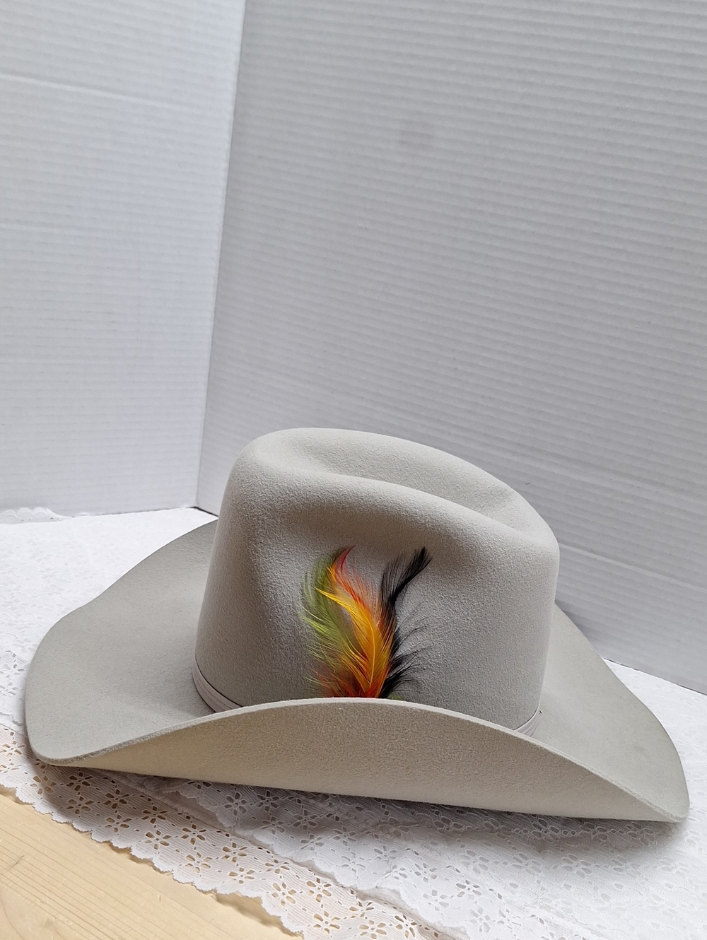 #ADM Vintage Lanning Felt Cowboy Hat with Multicolor Feather Light Gray Sz71/8